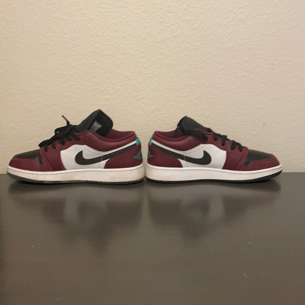 Jordan 1 Low Beetroot Size 5.5 Creased A little bit
